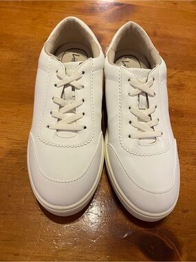 Life Stride Women's White Low-Top Sneakers